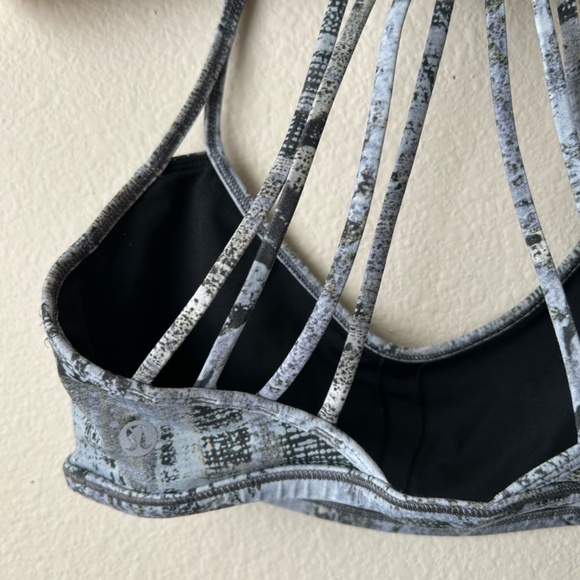LuluLemon Sports Bra Strappy Back Gray Black Beige Geo Snake Design Size 6 - Picture 7 of 11